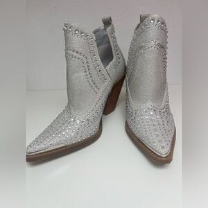 Gianni bini rhinestone western style ankle boots size 6.5